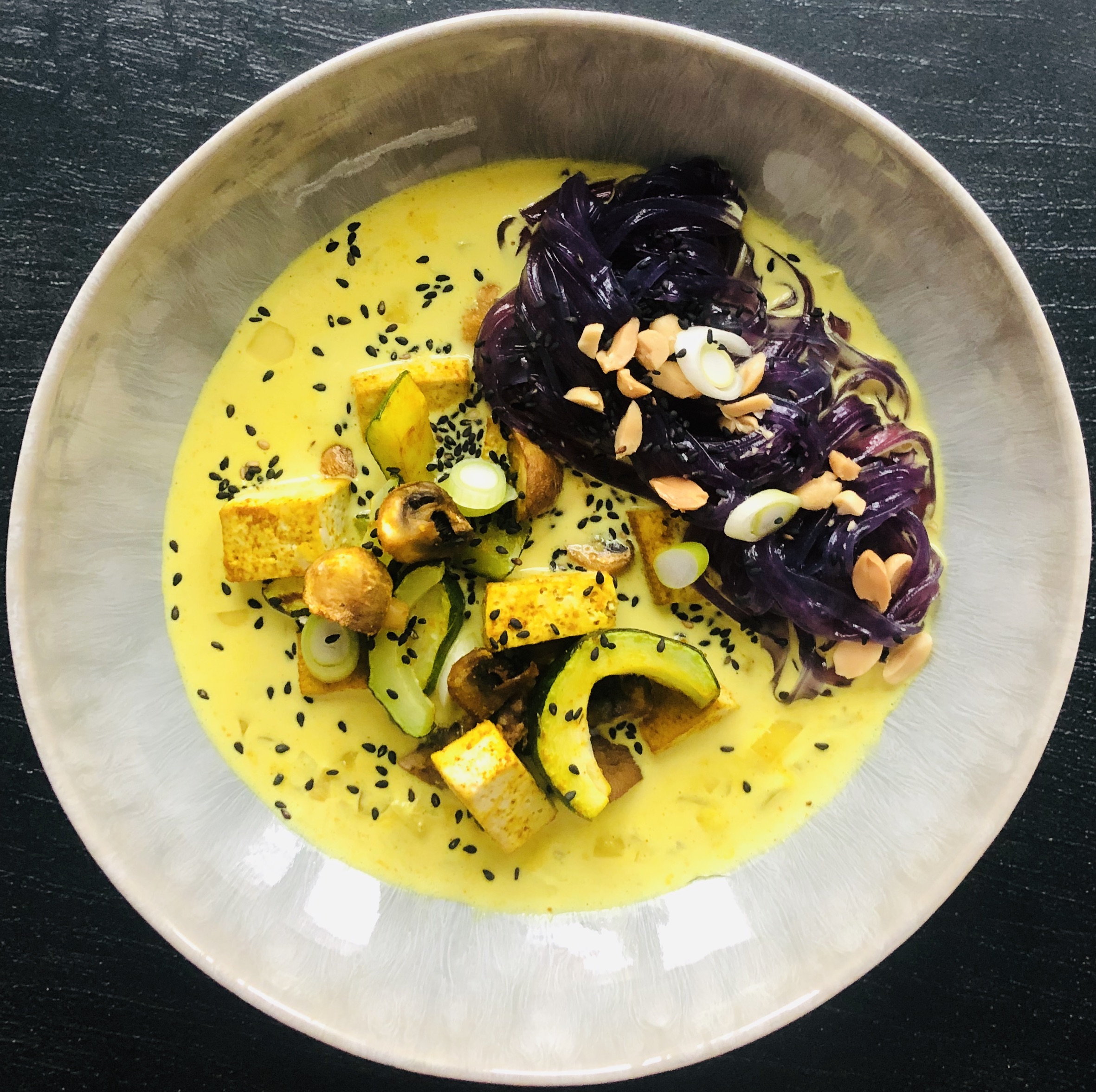 Currysuppe mit Tofu & Süßkartoffel Fettuccine - JUST TASTE Currysuppe mit Tofu & Süßkartoffel Fettuccine - JUST TASTE